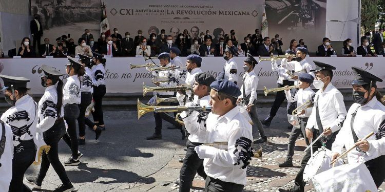 Colorido y con precaución, el desfile revolucionario