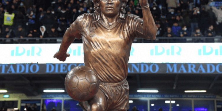 Nápoles dedica liderato y estatua a Diego Maradona