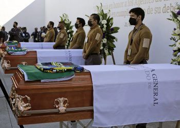 Asesinos Uniformados Recibiendo Órdenes