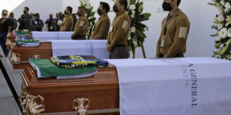 Asesinos Uniformados Recibiendo Órdenes