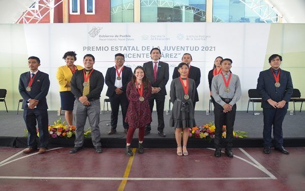 Entrega Instituto Poblano el Premio Estatal Vicente Suárez a 10 jóvenes