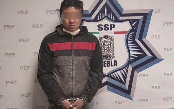 Policía Estatal detiene a ladrón cuando robaba un camión de carga en Amozoc