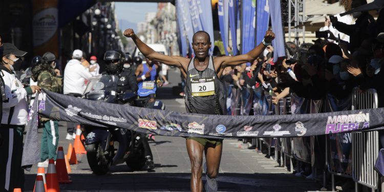 Runners invaden calles de Puebla por Maratón