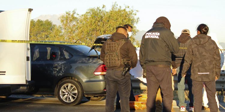 Una mujer y un menor son detenidos en Puebla con un cadáver en la cajuela de su vehículo