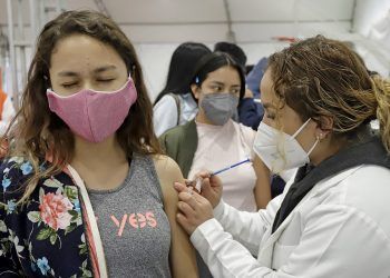 Necesario, restringir a no vacunadosefectos