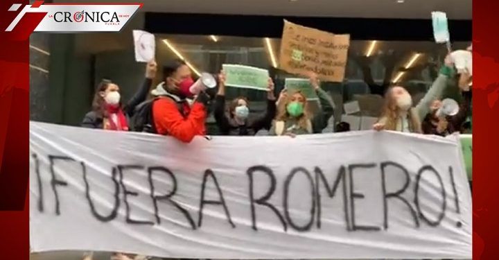 Alumnos del CIDE piden retiro de director por destituir a doctora Catherine Andrews