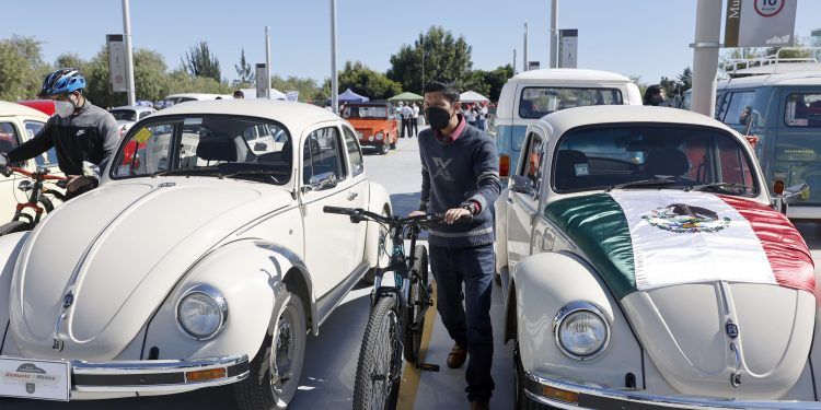 Último vocho ensamblado en Puebla recorre la ciudad en el Rally «Alemania celebra a México»