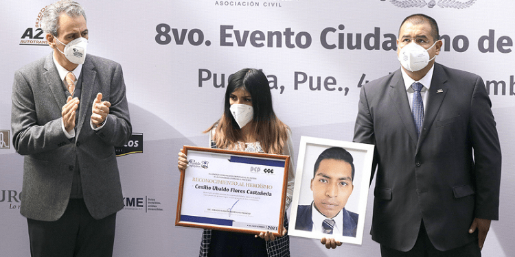 Premios para policías y personal de salud