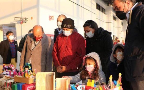 Instala Ciudad Modelo corredor de artesanías navideñas