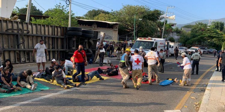 Autoridades investigan las causas del accidente que dejó 55 migrantes muertos en Chiapas