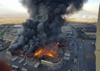 Incendio consume fábrica de plásticos en Santa Catarina, Nuevo León