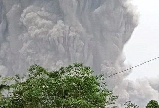 La erupción del volcán indonesio Semeru cubre de ceniza varias poblaciones
