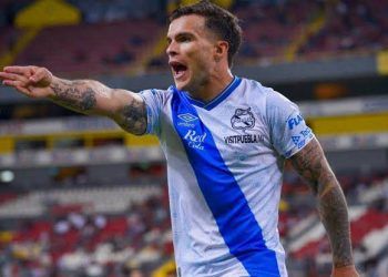 Christian Tabó cuelga la camiseta del Club Puebla para portar la de Rayados