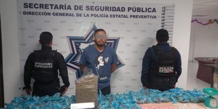Con siete kilos de aparente marihuana, estatles detiene a un hombre en colonia de Puebla 