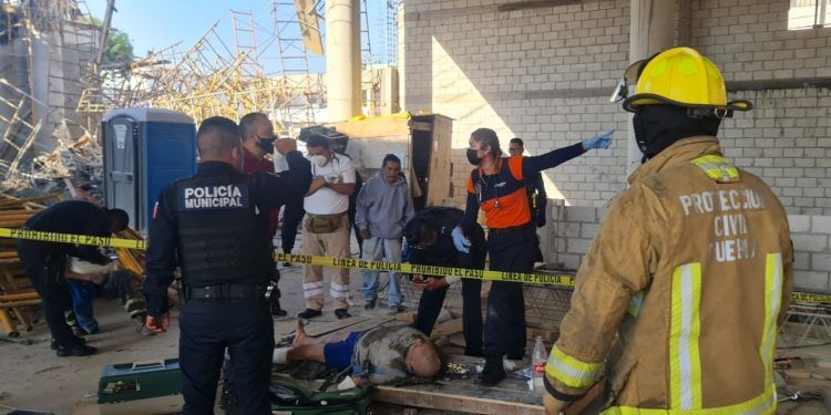 Derrumbe en construcción deja tres lesionados en la 31 Oriente