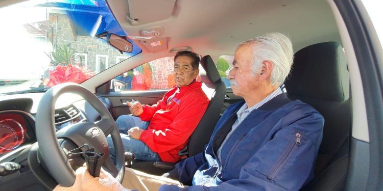 ASPABUAP entrega automóvil 2022 al profesor jubilado de Arquitectura