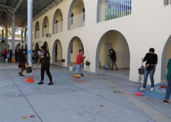 Gobierno de Tehuacán realiza limpieza en escuela primaria
