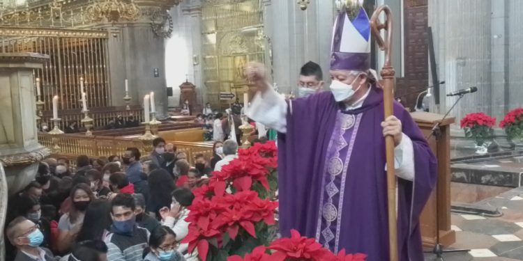 Arzobispo de Puebla conmina a celebrar la navidad en familia, sin grandes reuniones