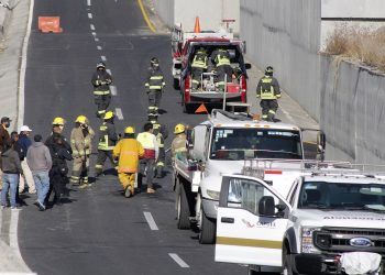 Pipa colisiona contra un puente y derrama gasolina en la autopista México-Puebla