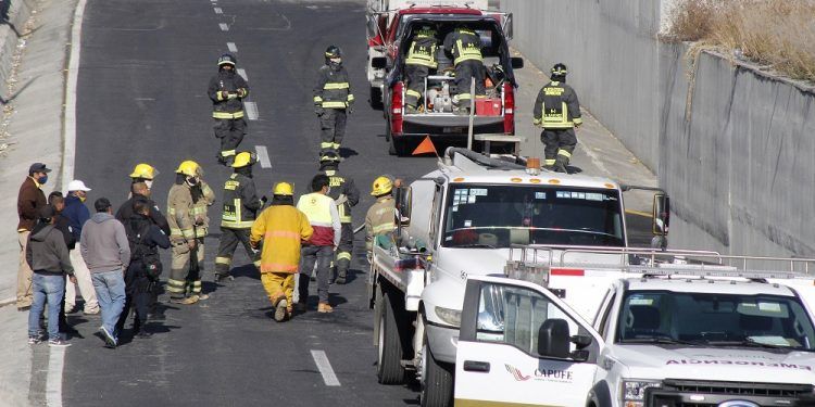 Pipa colisiona contra un puente y derrama gasolina en la autopista México-Puebla