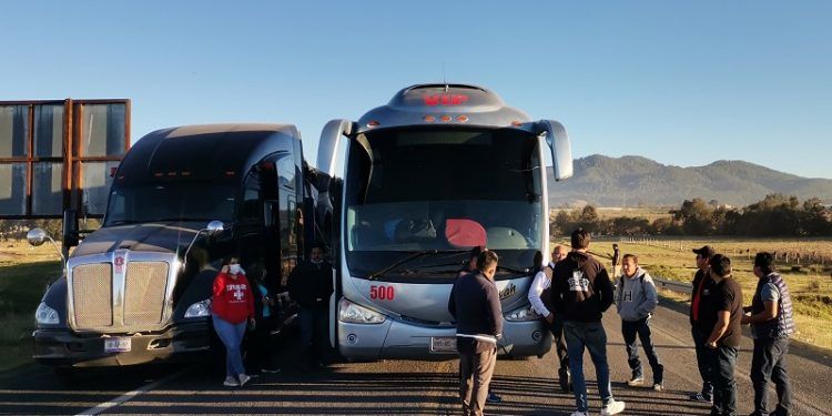 Bloquean la autopista Tlaxco-Tejocotal para exigir mantenimiento de vialidad