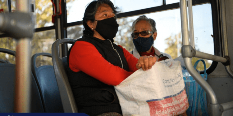 Habilitan transporte al Centro Expositor para llevar a adultos mayores al refuerzo de vacuna COVID
