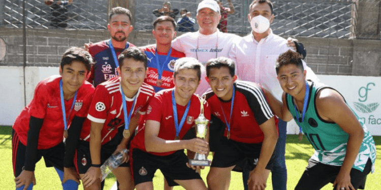 Orión suma tercer título