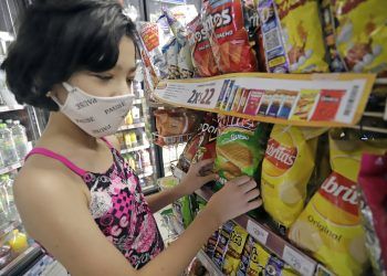 Diputados aprueban prohibir venta de refrescos y comida “chatarra” en escuelas