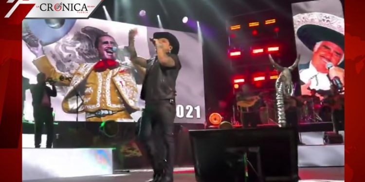 ‘Honor a quien honor merece’: Christian Nodal rinde homenaje a Vicente Fernández