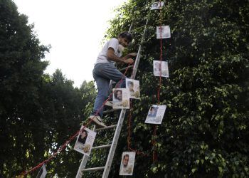 Familiares de desaparecidos en Puebla colocan «Árbol de la Esperanza» en el zócalo