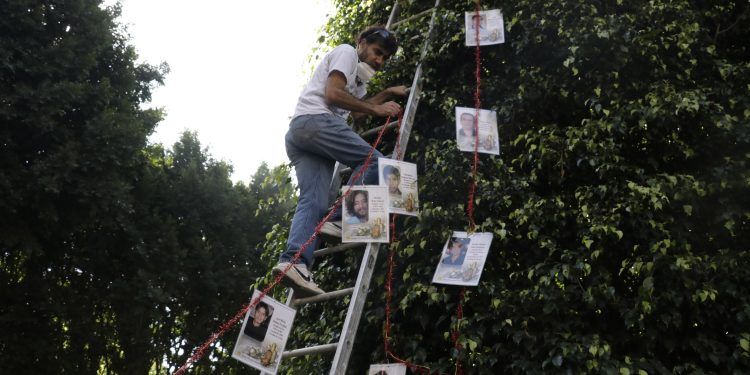 Familiares de desaparecidos en Puebla colocan «Árbol de la Esperanza» en el zócalo