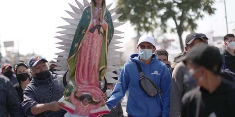 Peregrinos llegan a la Basílica de Guadalupe en víspera de festejos