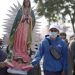 Peregrinos llegan a la Basílica de Guadalupe en víspera de festejos