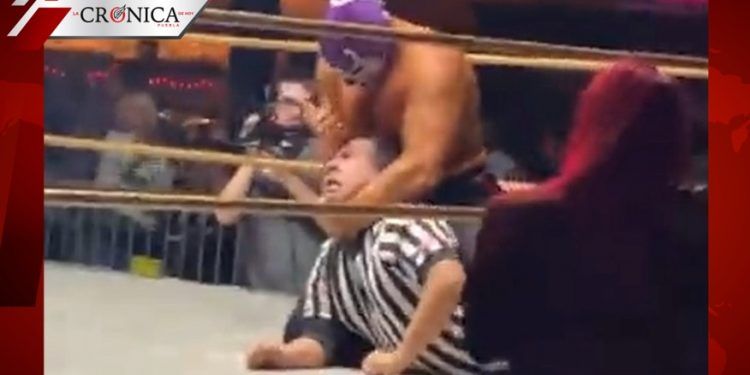 Luchador apuñala en la cabeza a un árbitro en plena pelea