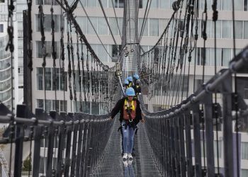 Puente colgante de cristal recibe sus primeros visitantes en Puebla