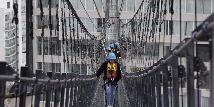 Puente colgante de cristal recibe sus primeros visitantes en Puebla