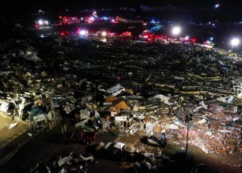 Reportan ocho muertos en fábrica derrumbada por un tornado en EU