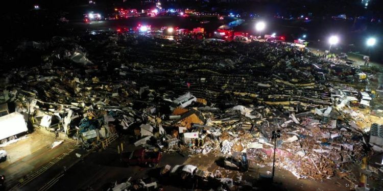 Reportan ocho muertos en fábrica derrumbada por un tornado en EU