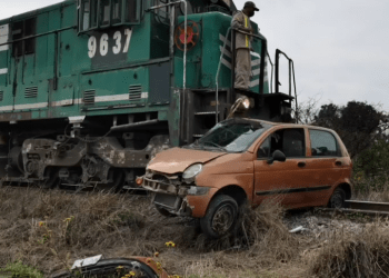 Automovilista resulta herido al intentar ganar el paso al tren en Tehuacán