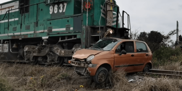 Automovilista resulta herido al intentar ganar el paso al tren en Tehuacán