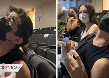 Joven muestra completo temor antes de recibir vacuna contra COVID-19 (VIDEO)