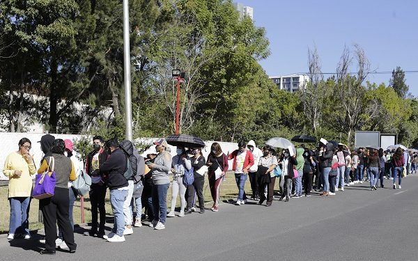 Jóvenes acuden a vacunación anti COVID en Puebla y municipios conurbados