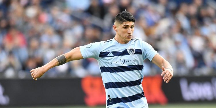 Alan Pulido se aleja del Mundial por operación en la rodilla izquierda