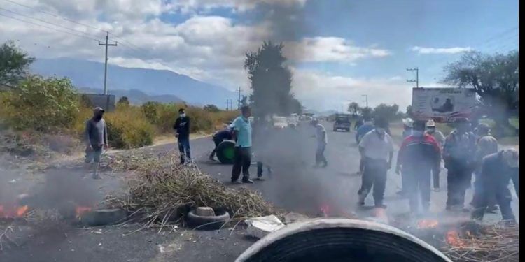 Habitantes de Zinacatepec bloquean la Tehuacán-Teotitlán para exigir eliminar cobro del DAP    