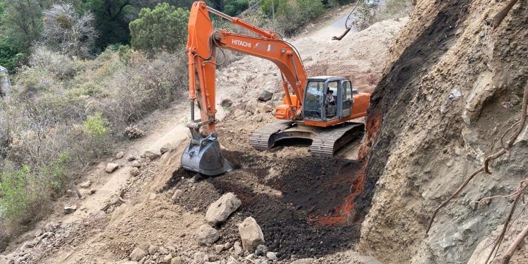 Trabaja Infraestructura para liberar camino de Tochimizolco-San Martín Zacatempa