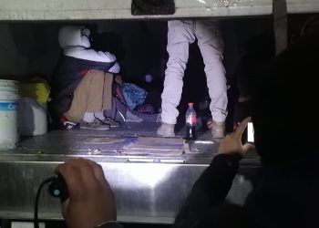 Interceptan en Coahuila tráiler con 65 migrantes hacinados 