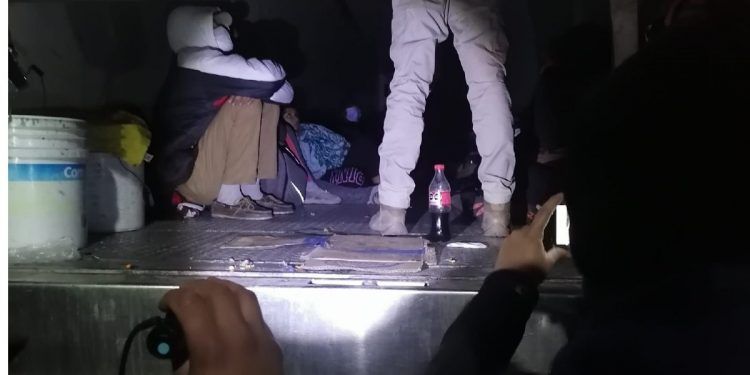 Interceptan en Coahuila tráiler con 65 migrantes hacinados