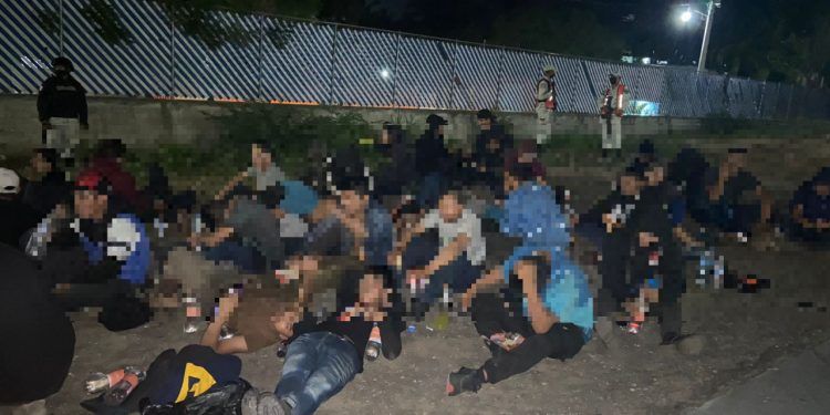 Detienen a 198 migrantes en dos autobuses en Oaxaca    