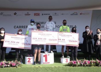 Triunfan kenianos en la carrera De Corazón Por Puebla