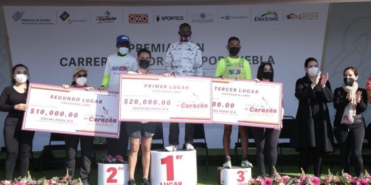 Triunfan kenianos en la carrera De Corazón Por Puebla
